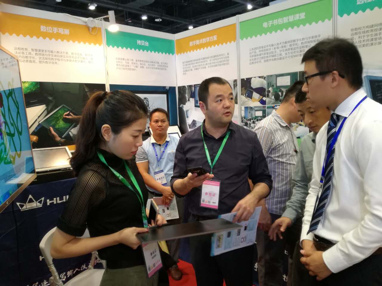 现场观众体验绘王影硕G10T数位板